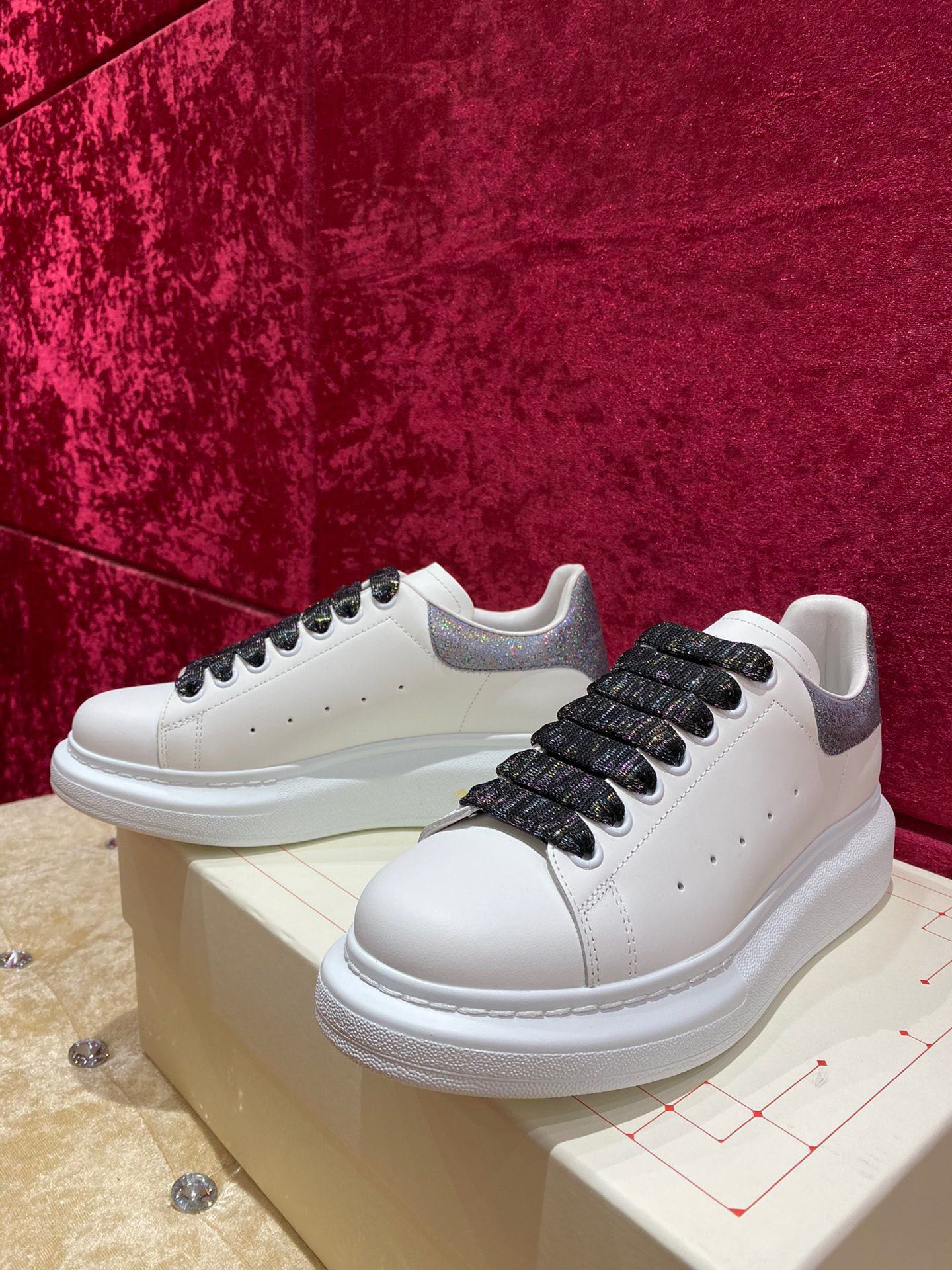 Классические белые кроссовки McQueen с серым каблуком