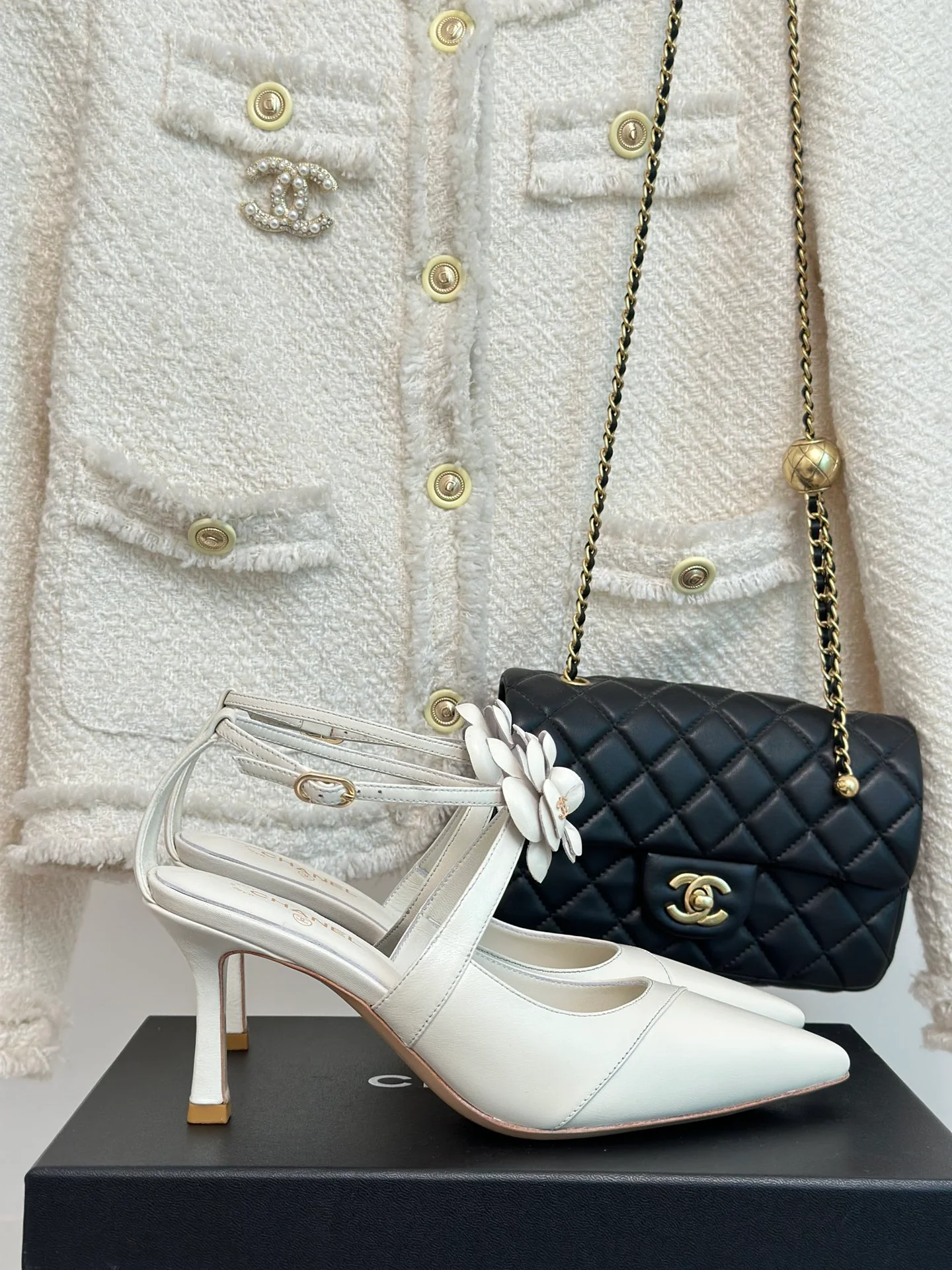 Новинка сезона весна/лето 2023 от Chanel - Босоножки на низком каблуке Camellia - Белые