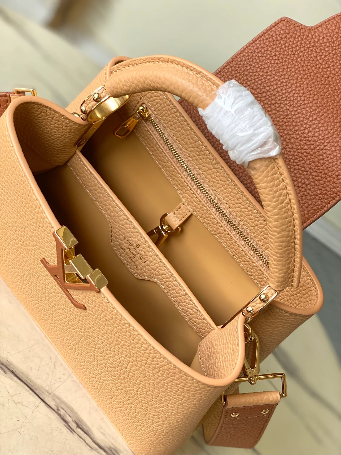 m23058-LV-capucines-коричневый с коричневыми отверстиями от гвоздей-средний