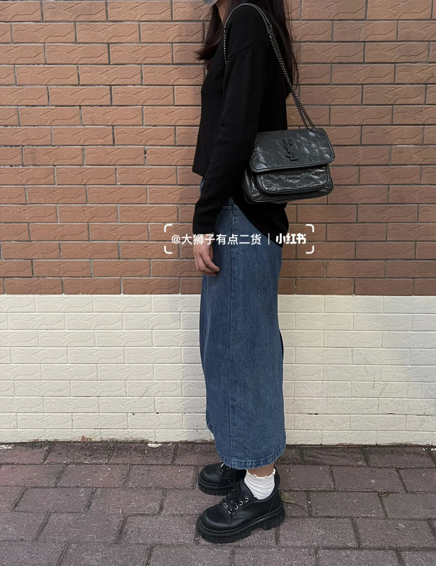 Фото YSL-niki-baby-22cm-leather-grey-on-body