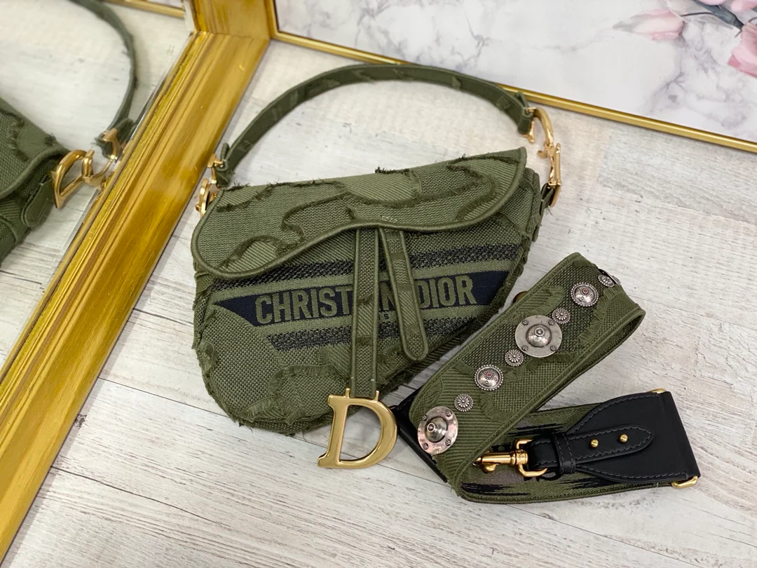 Сумка Dior Saddle Bag - с вышивкой - большая, камуфляжно-зеленая - 25 см