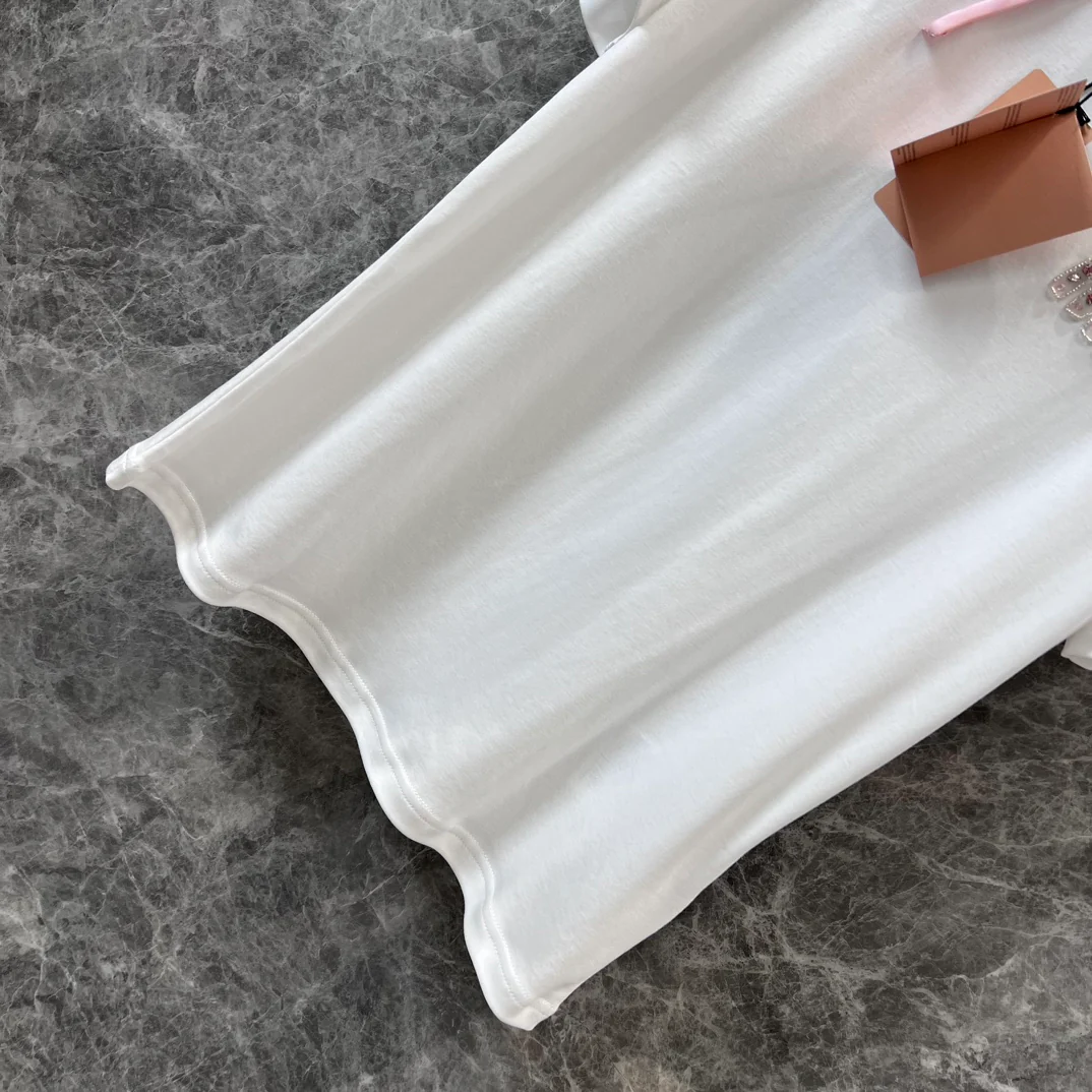 Miu Miu-2404 - Розовая атласная футболка с короткими рукавами и бантом из ленты, украшенная стразами в виде букв.