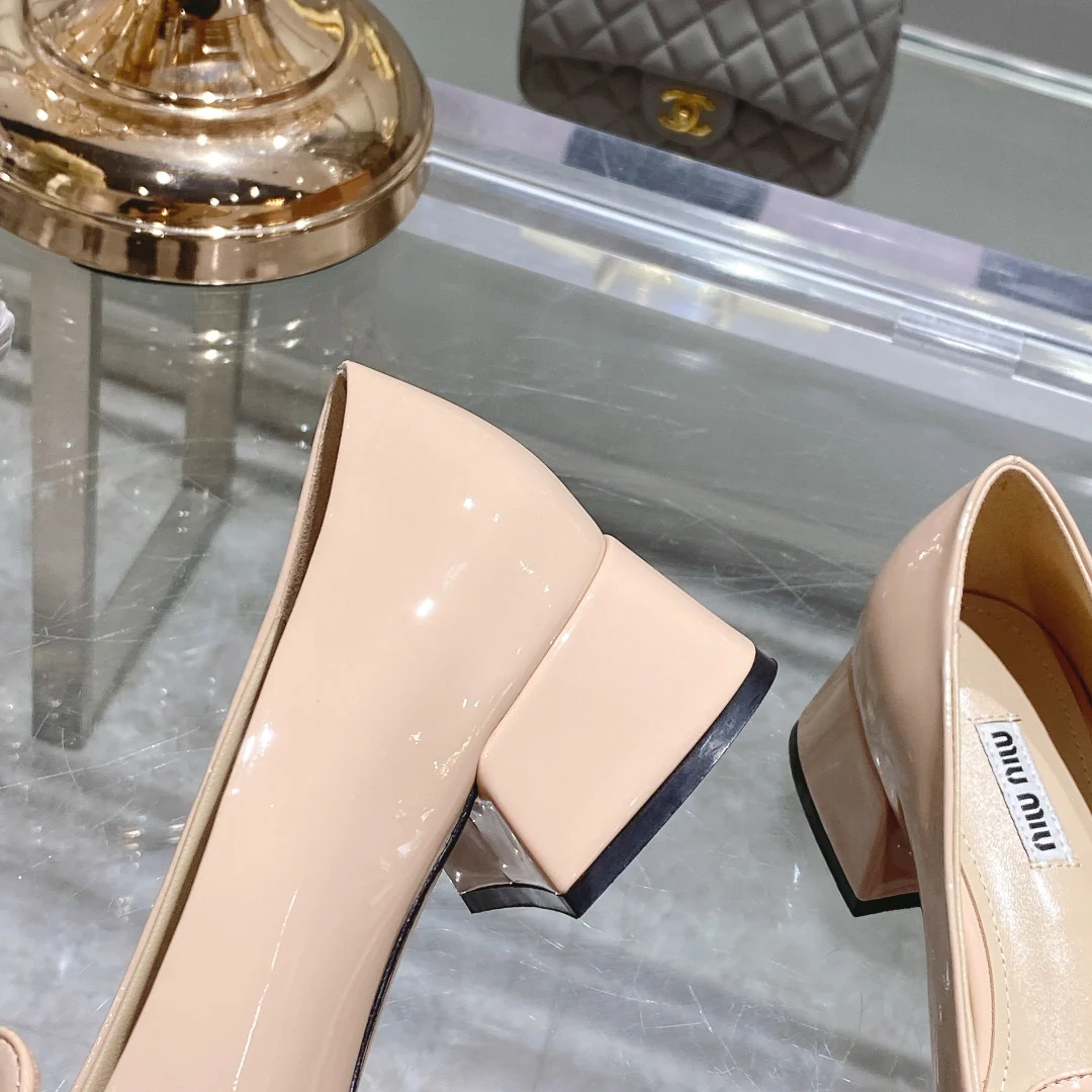 Новинка сезона осень/зима 2022 от Miu Miu - Туфли на низком каблуке с квадратным носком - Розовые