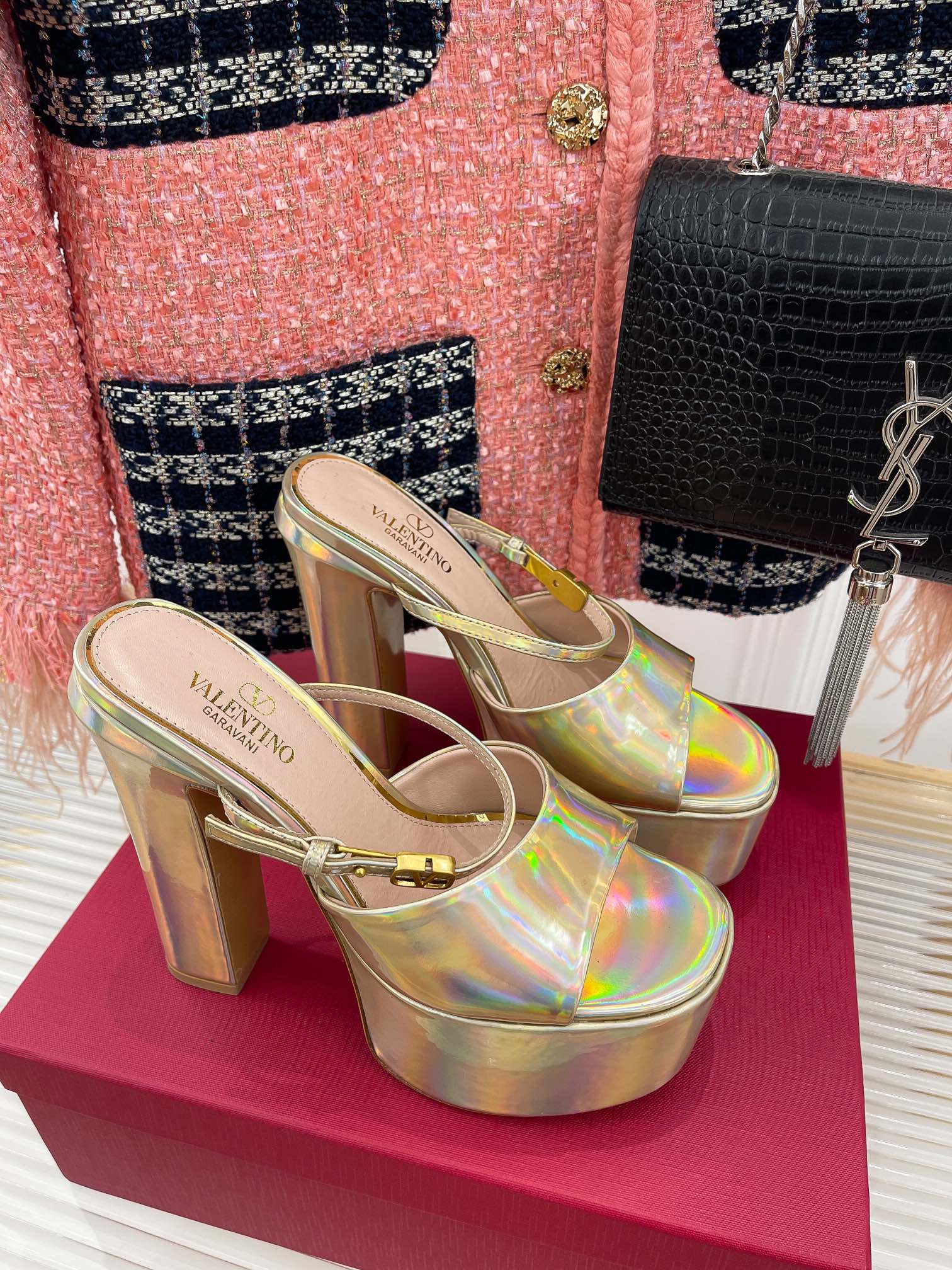 Новинка сезона весна/лето 2023 от Valentino - сандалии на платформе 9 см с открытым носком - 15 см - серебристые