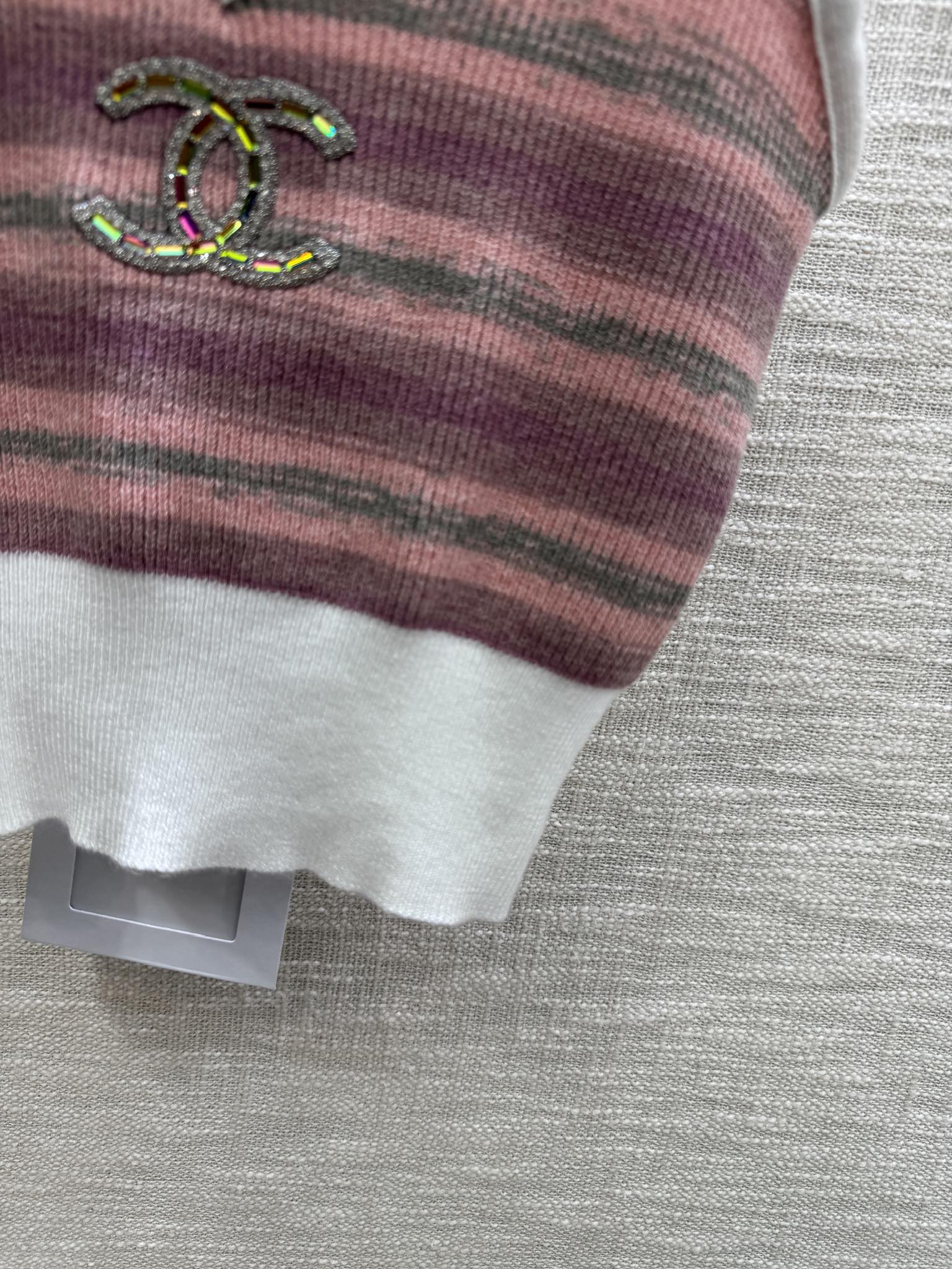 Chanel 2403 - Вязаная майка с V-образным вырезом и полосатым узором в стиле колор-блок