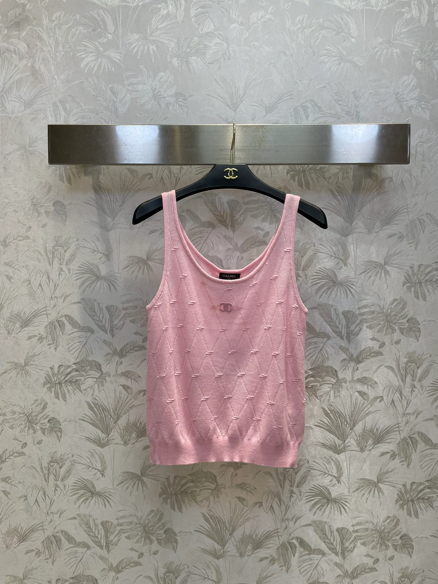 Chanel - 2403-24 Новинка ранней весны: длинный жилет из жаккардовой вязки с ромбовидным узором - розовый