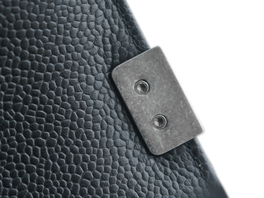 Коллекция Chanel Le Boy - Черная кожа личи, винтажная серебряная пряжка - 25 см