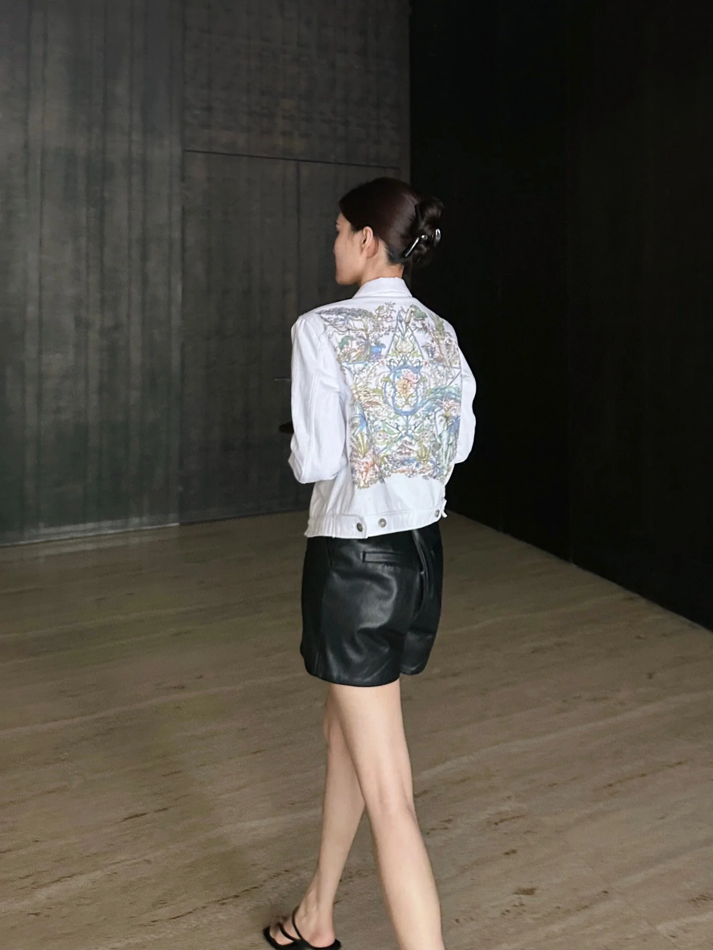 Джинсовая куртка Dior 2403 с цветочным принтом в виде пятиконечной звезды на спине.