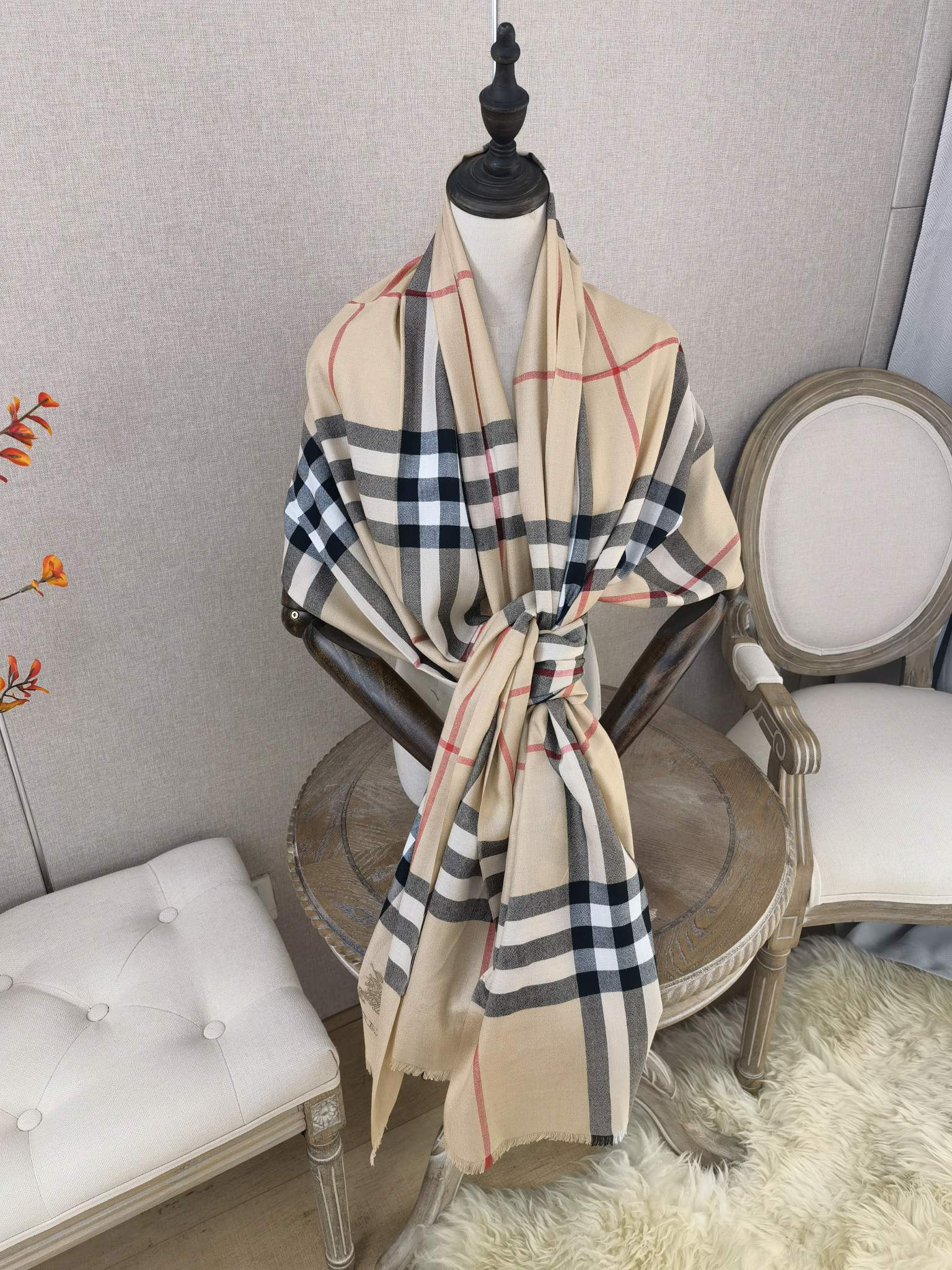 Burberry - нестареющая классика, бестселлер: тонкий длинный шарф - 70-220 см