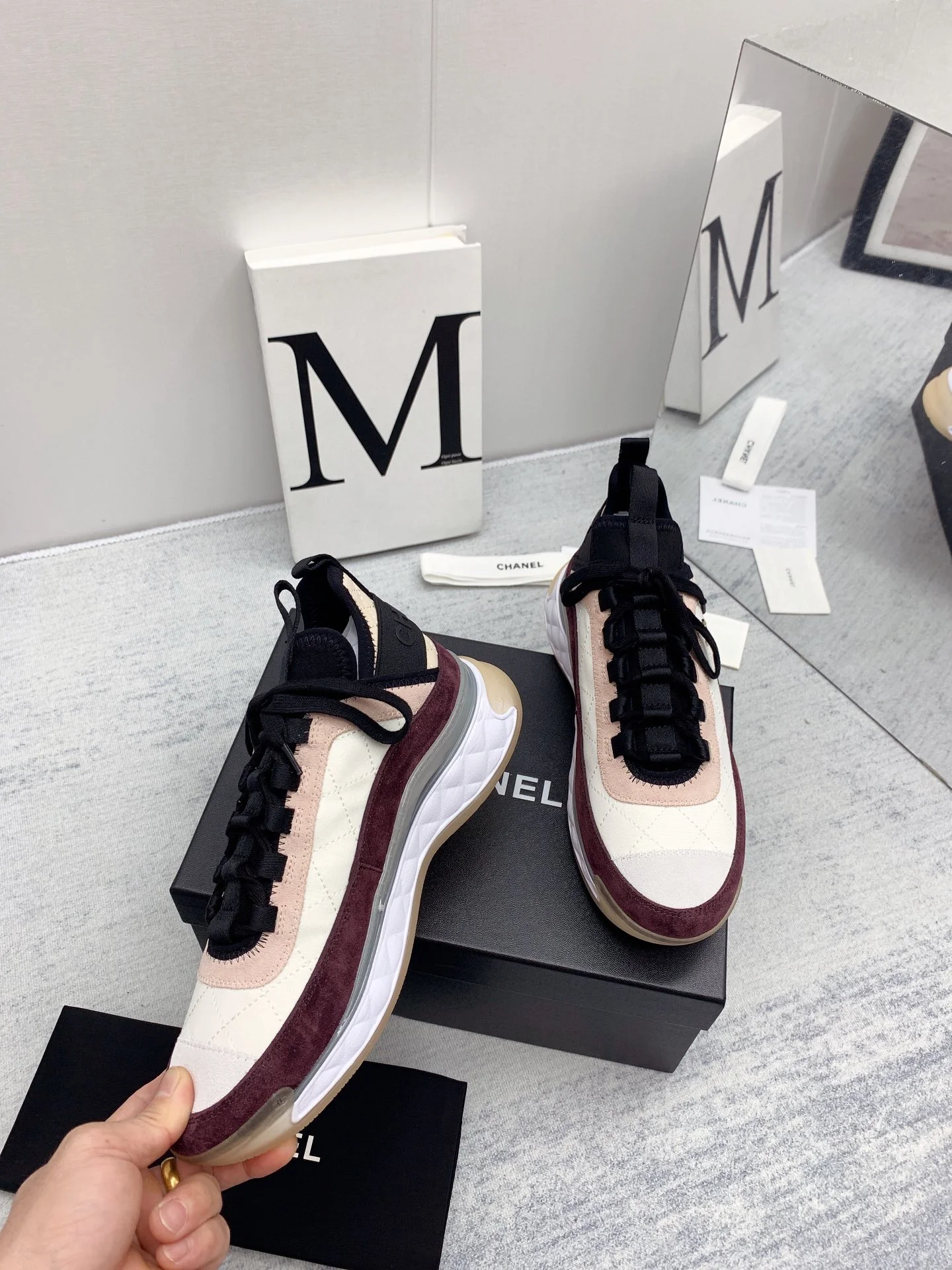 Новинка сезона осень/зима 2021 от Chanel - кроссовки с ромбовидным узором - розово-фиолетовые.