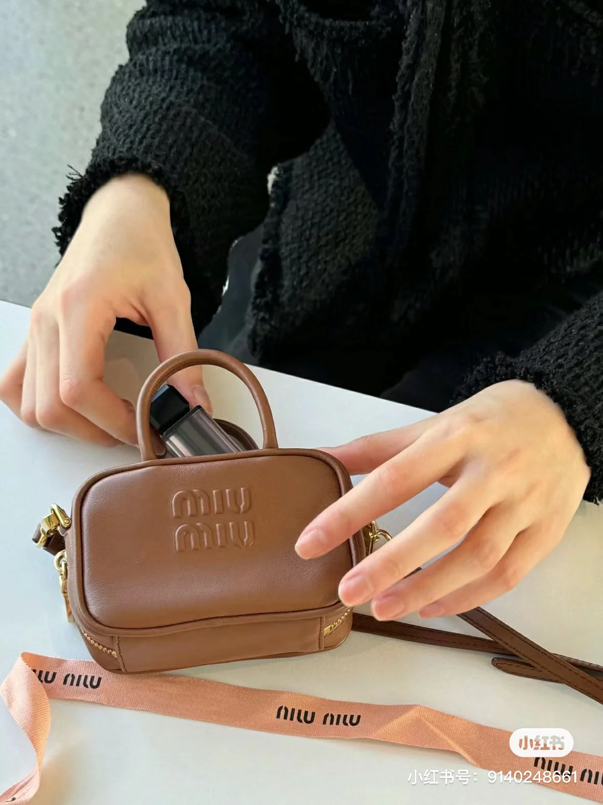 Мини-портфель Miu Miu с брелоком — из телячьей кожи.