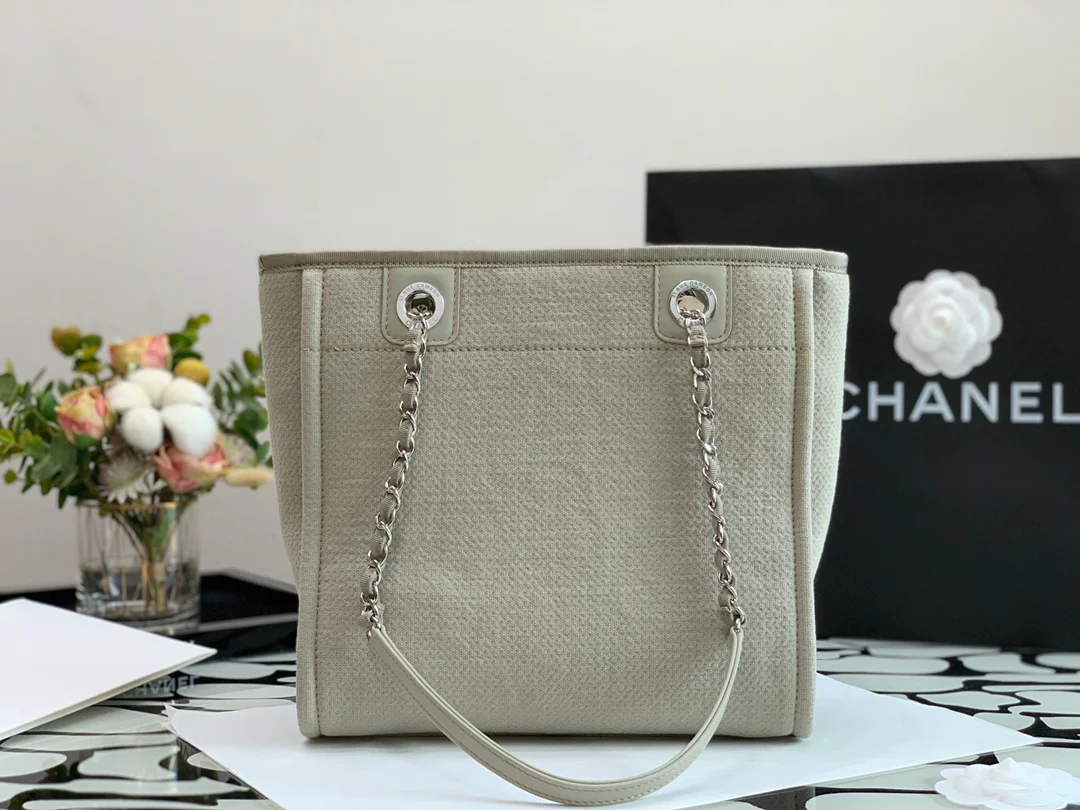 Пляжная сумка Chanel из коллекции осень/зима 2022 — бежевая — маленькая.