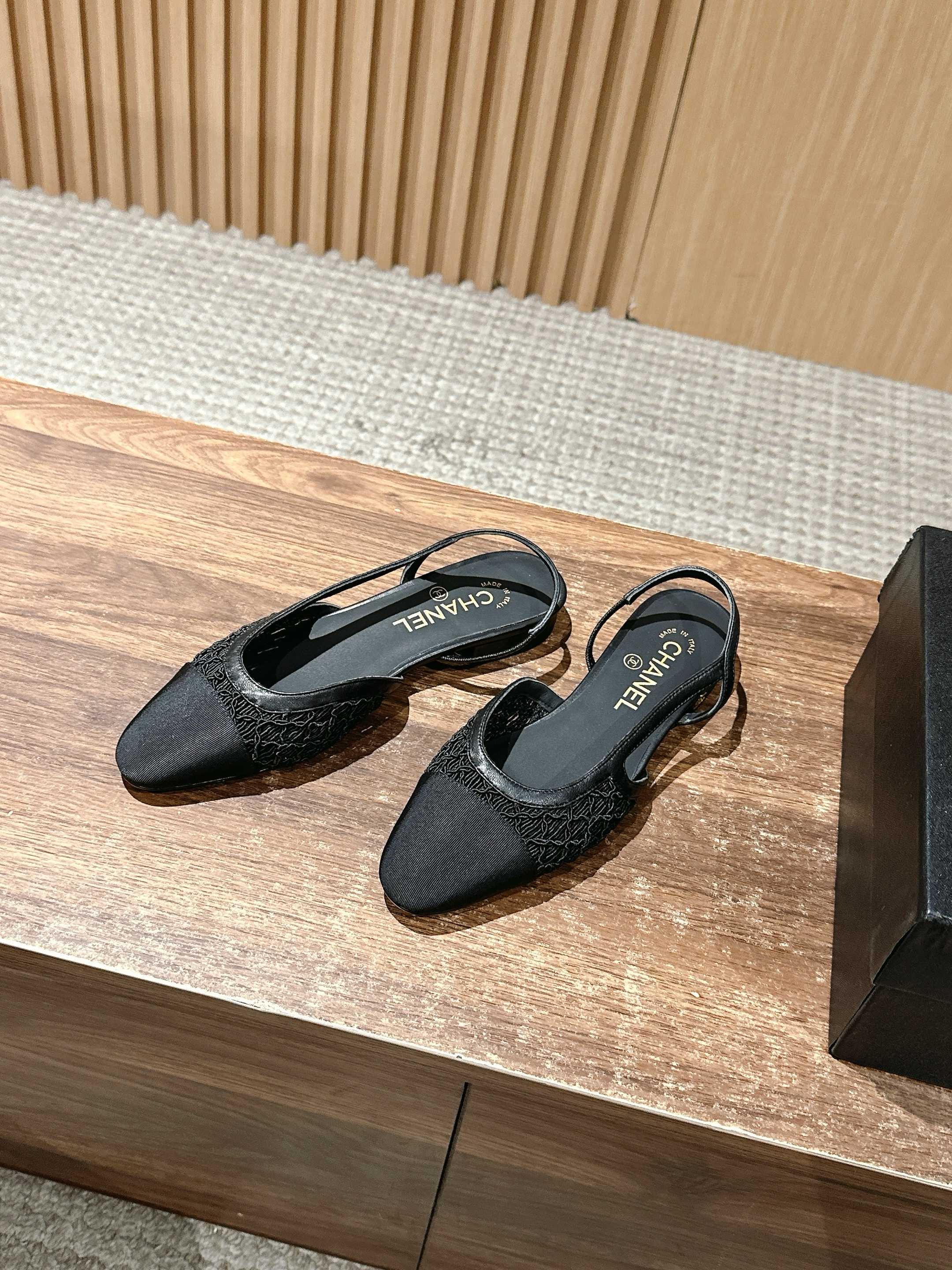 Chanel - Балетки с кружевом и лоскутным узором из шандунского шелка - Черные