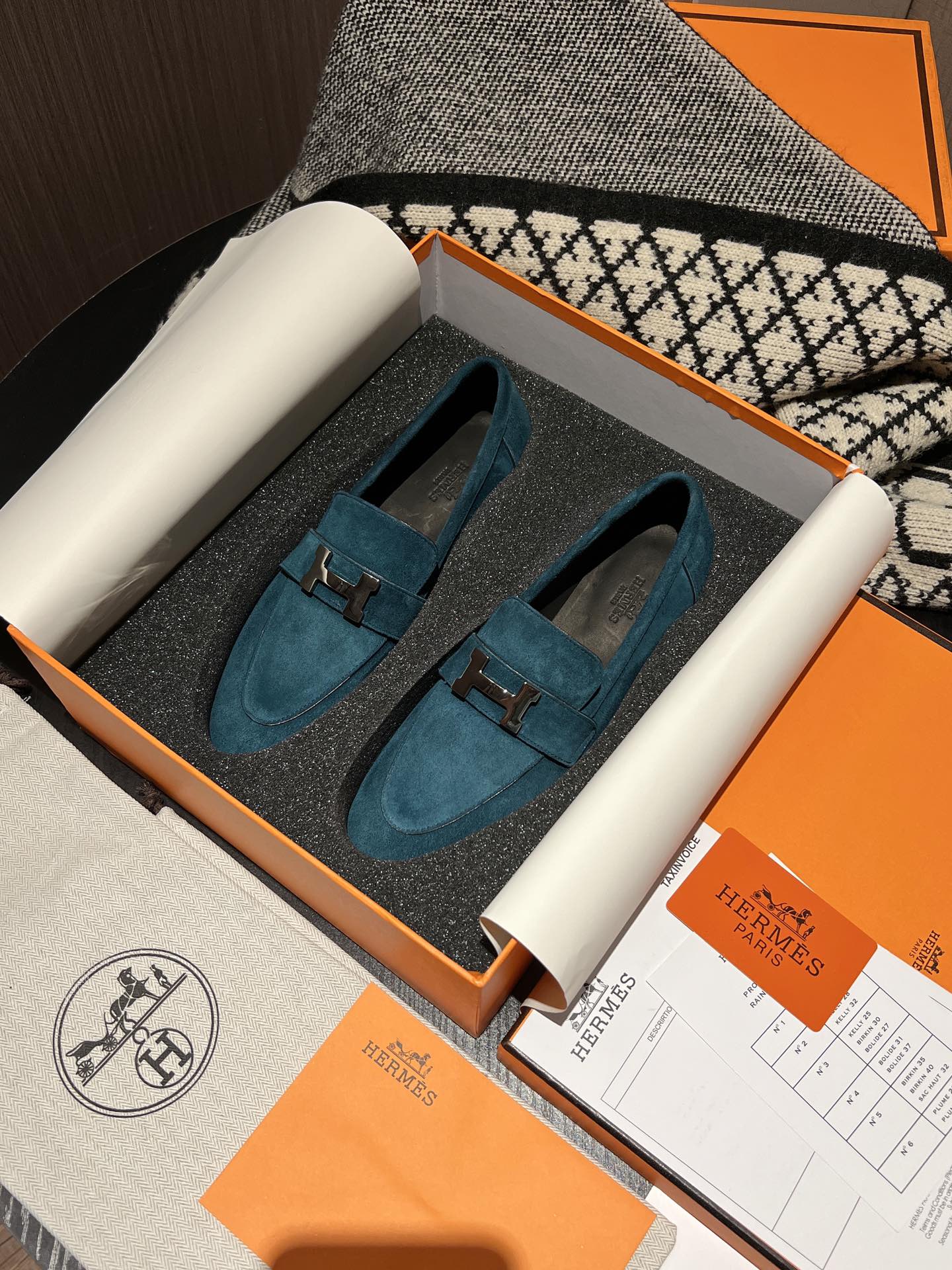 Новинка от Hermes весна/лето 2022: лоферы ручной работы, синие.