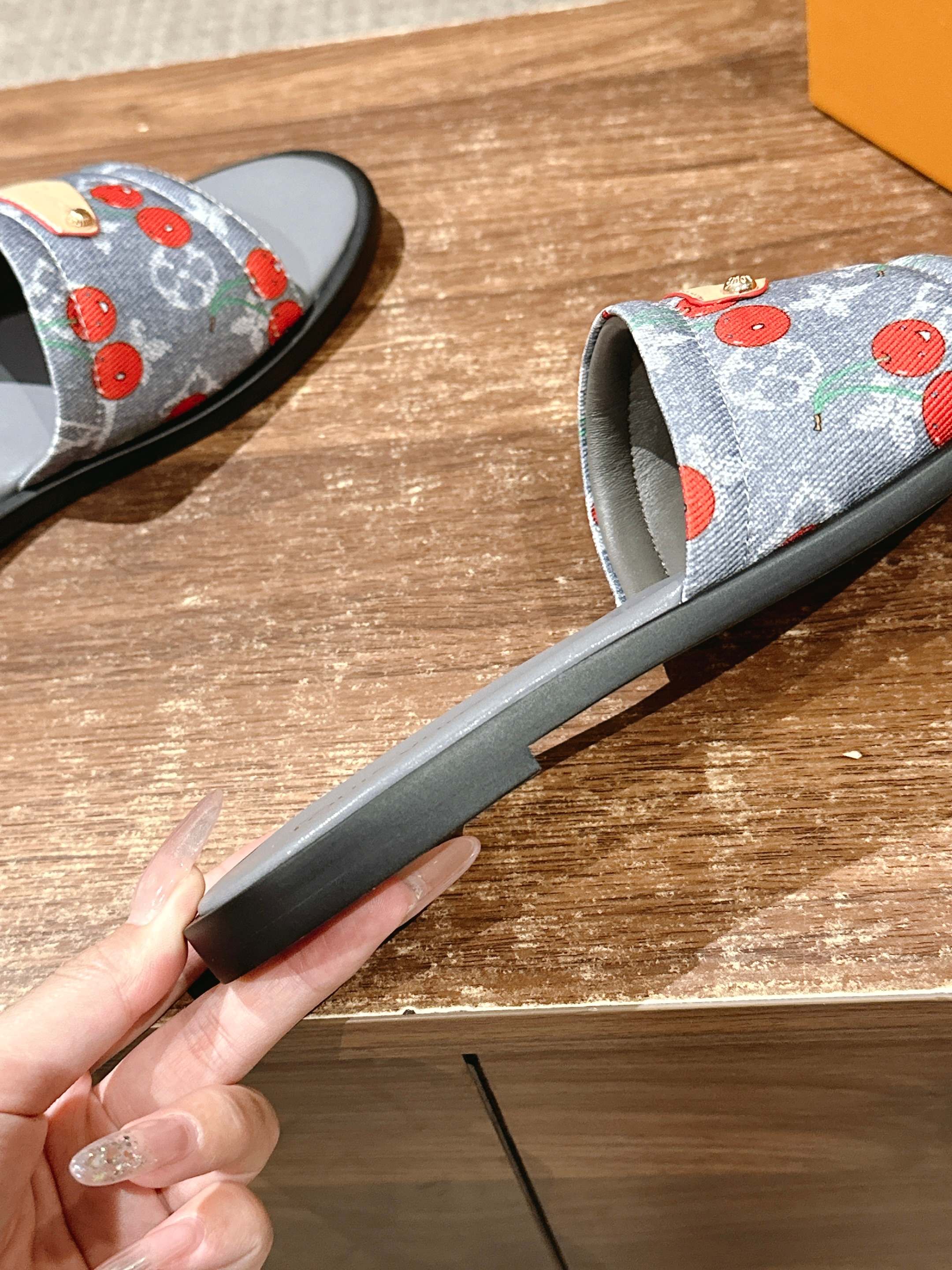 LV - Сандалии на плоской подошве из ретро-серии Такаши Мураками - Серые