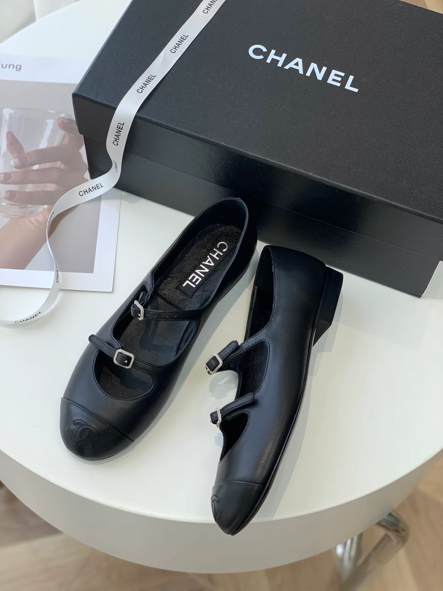Новинка 2023 года от Chanel - туфли Мэри Джейн из овечьей кожи.
