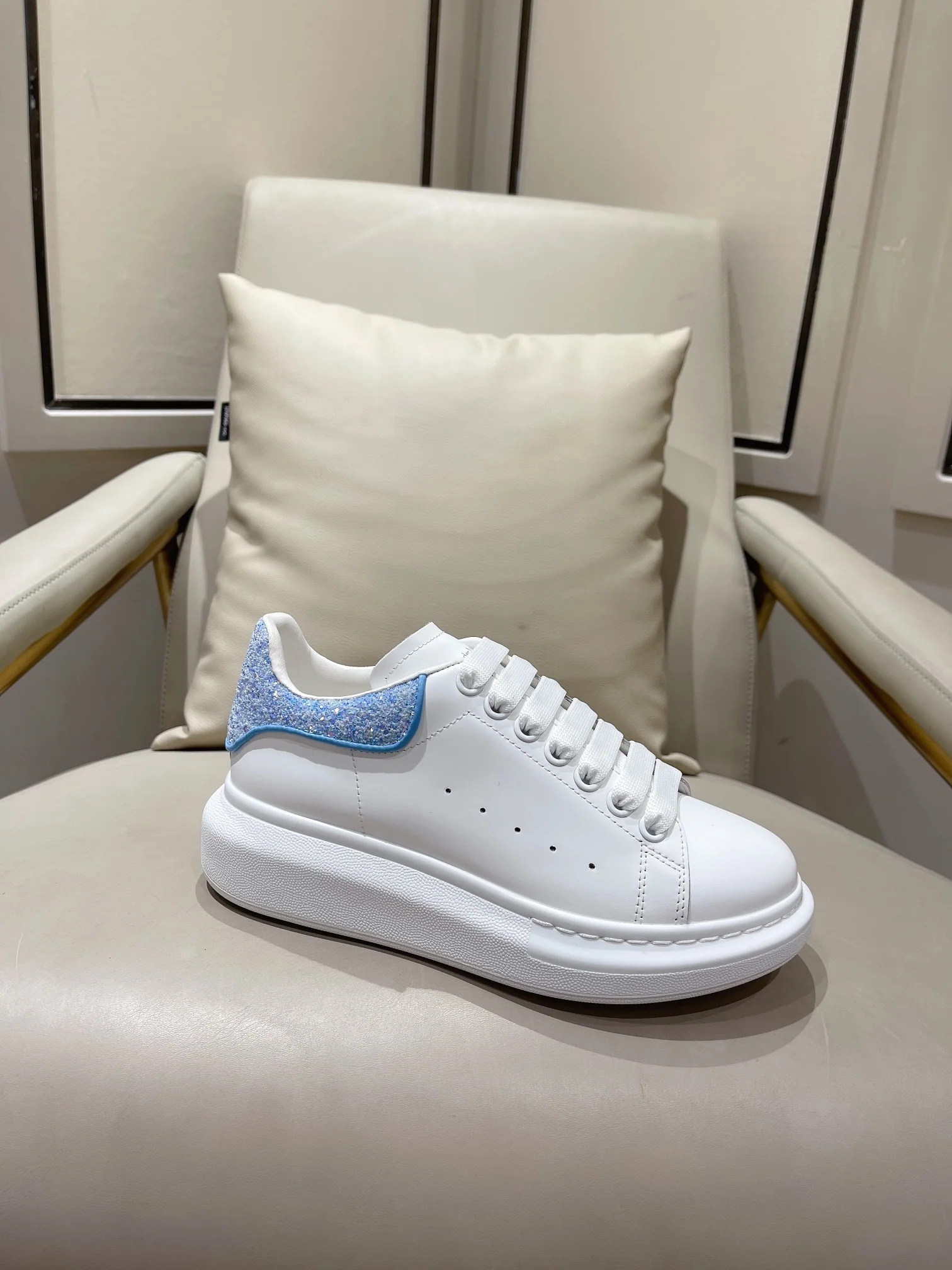 McQueen - Премиум-издание классических белых кроссовок с кристально-голубыми блестками