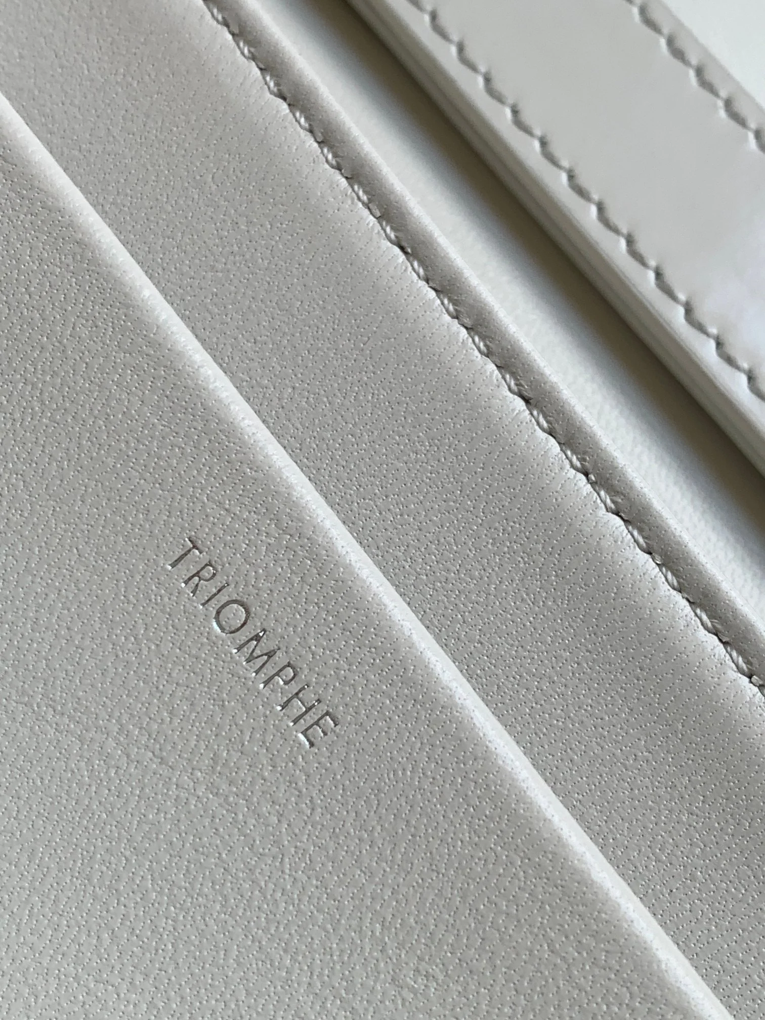 Сумка Celine Triomphe из глянцевой телячьей кожи с принтом под канвас - белая.