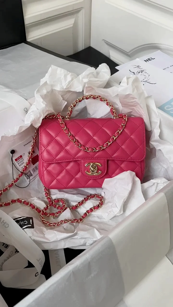 Коллекция Chanel Pre-Fall 2023 - Сумка CF с ручкой, украшенной стразами - Розовая - 18 см