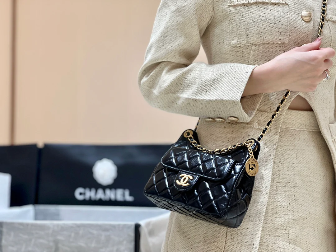 Сумка-хобо Chanel 23c из коллекции ?Ранняя весна? — черная кожа, обработанная маслом.