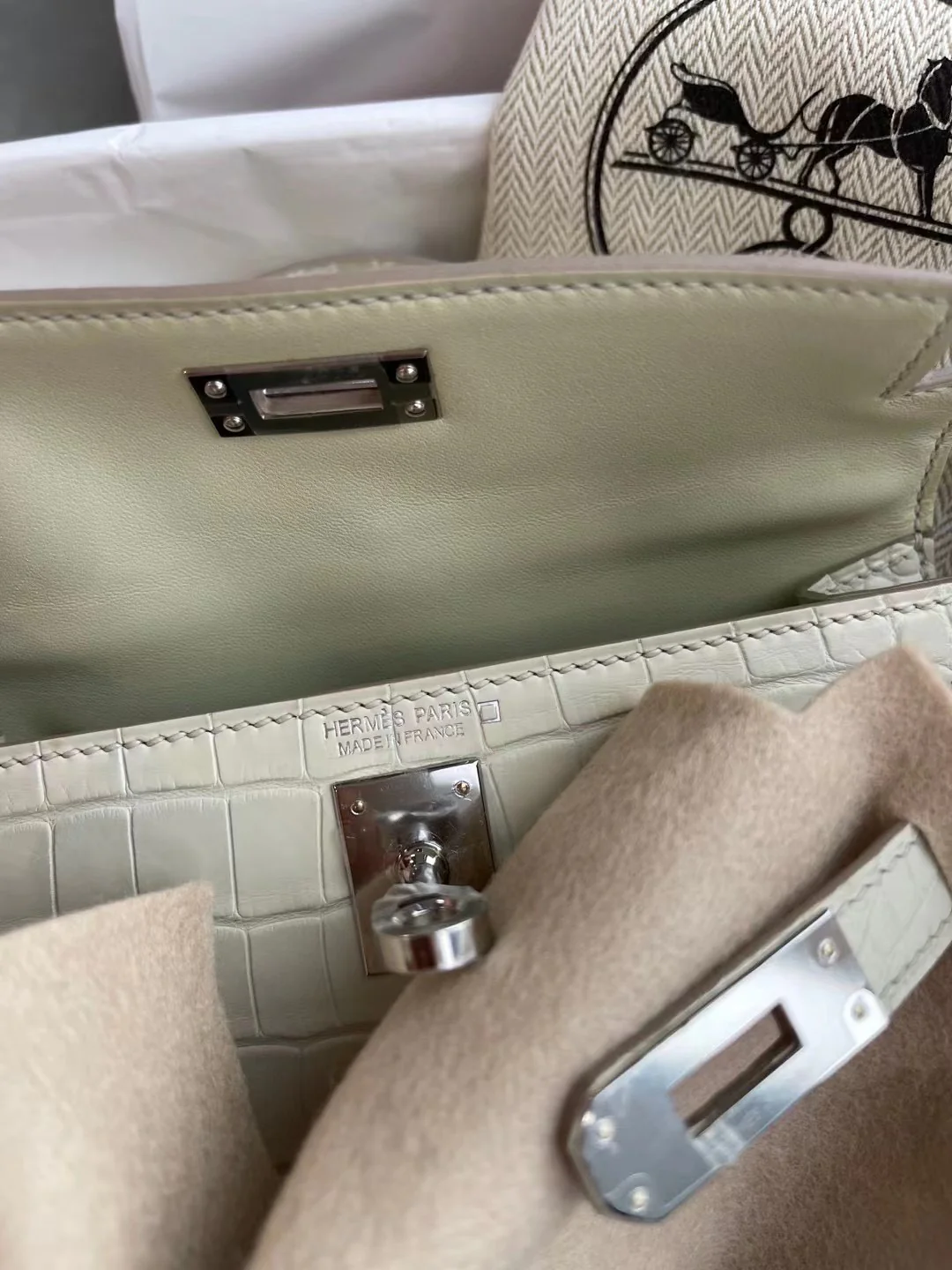Сумка Hermes Kelly Mini 2nd Generation Matte Crocodile Glacier White 8L с серебряной пряжкой