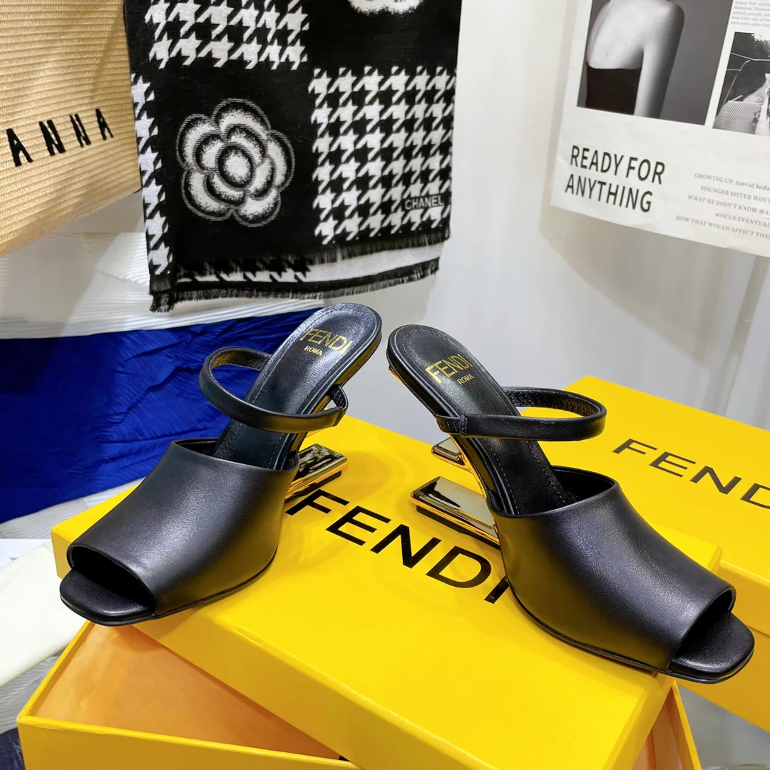 Fendi - Стильные сандалии на F-образном каблуке - Сандалии на высоком каблуке с открытым носком - Черные