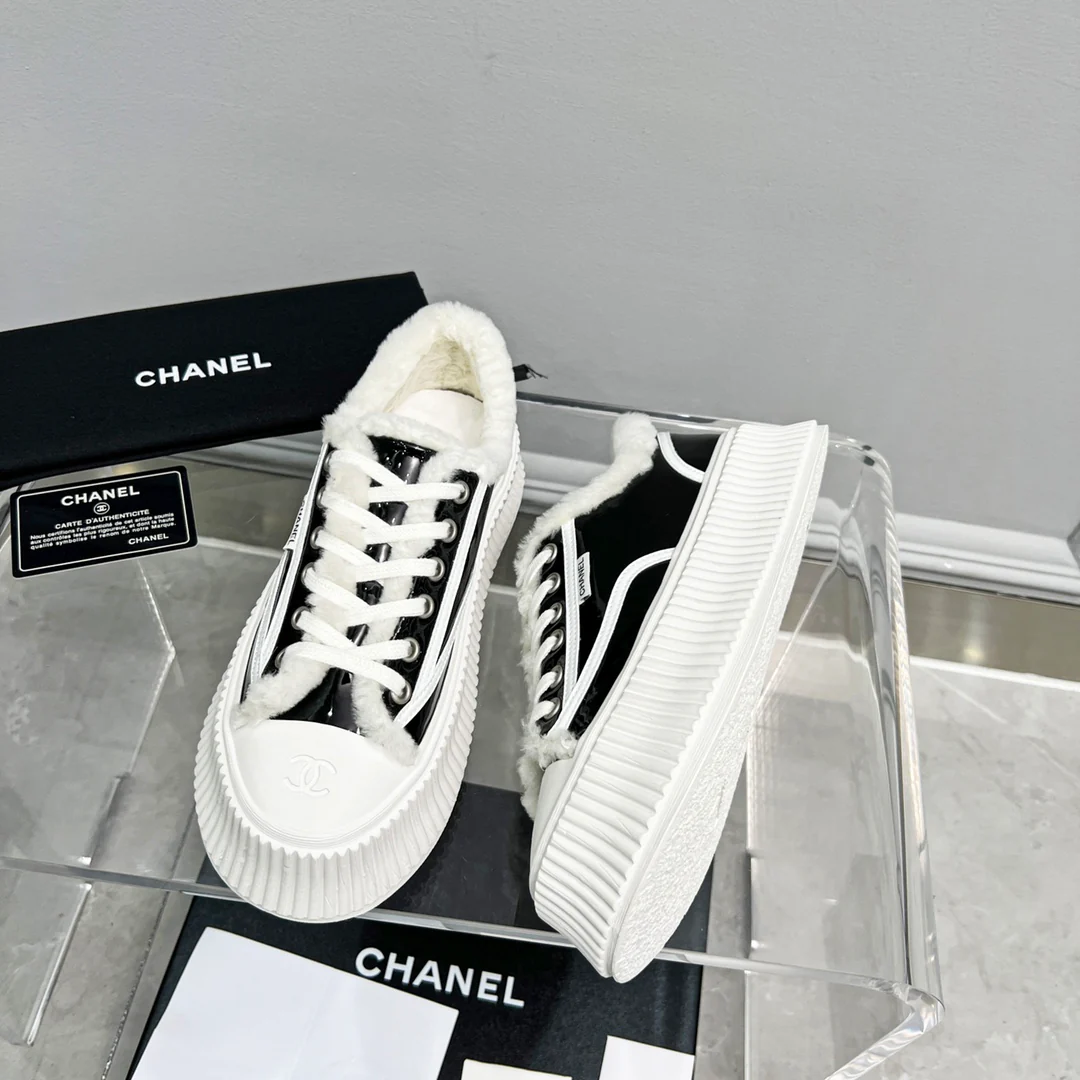 Весенняя коллекция Chanel 2022 — Повседневные туфли на платформе с меховой отделкой — Черные