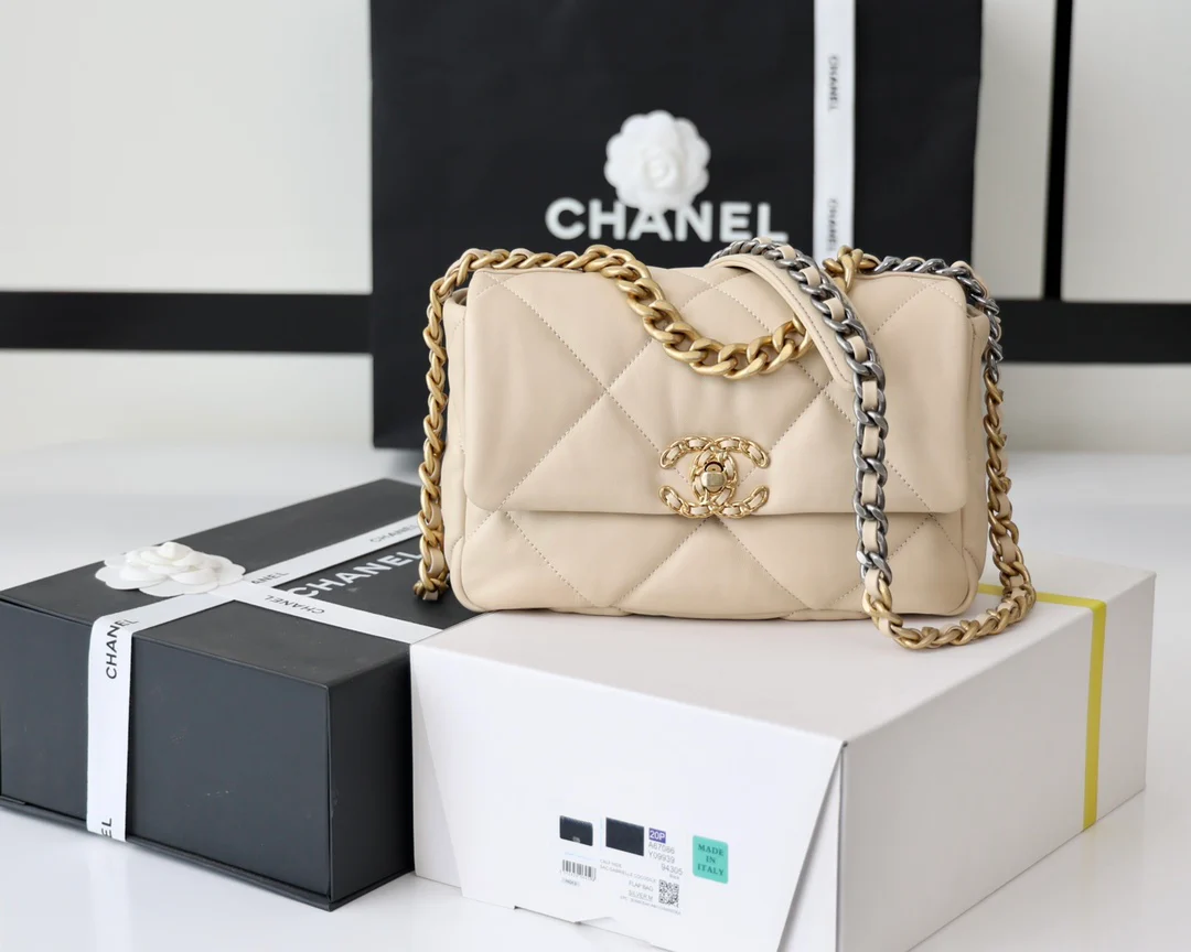 Сумка Chanel 19 — бежевая с золотой фурнитурой — маленькая