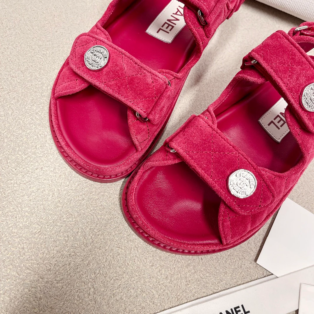 Chanel - Красные кожаные сандалии в клетку