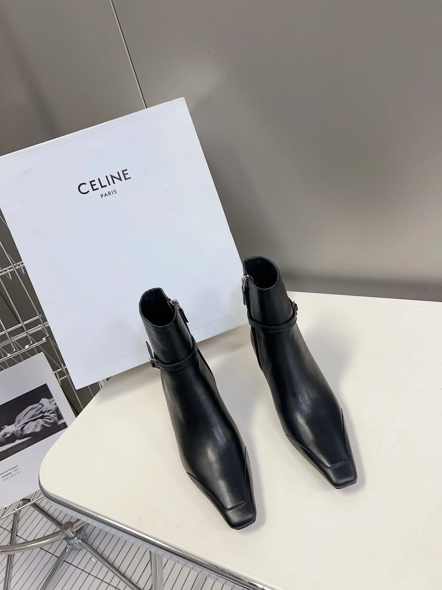 Новинка сезона ?Ранняя осень 2023? от Celine: ботильоны на низком каблуке с острым носком, черная кожа.
