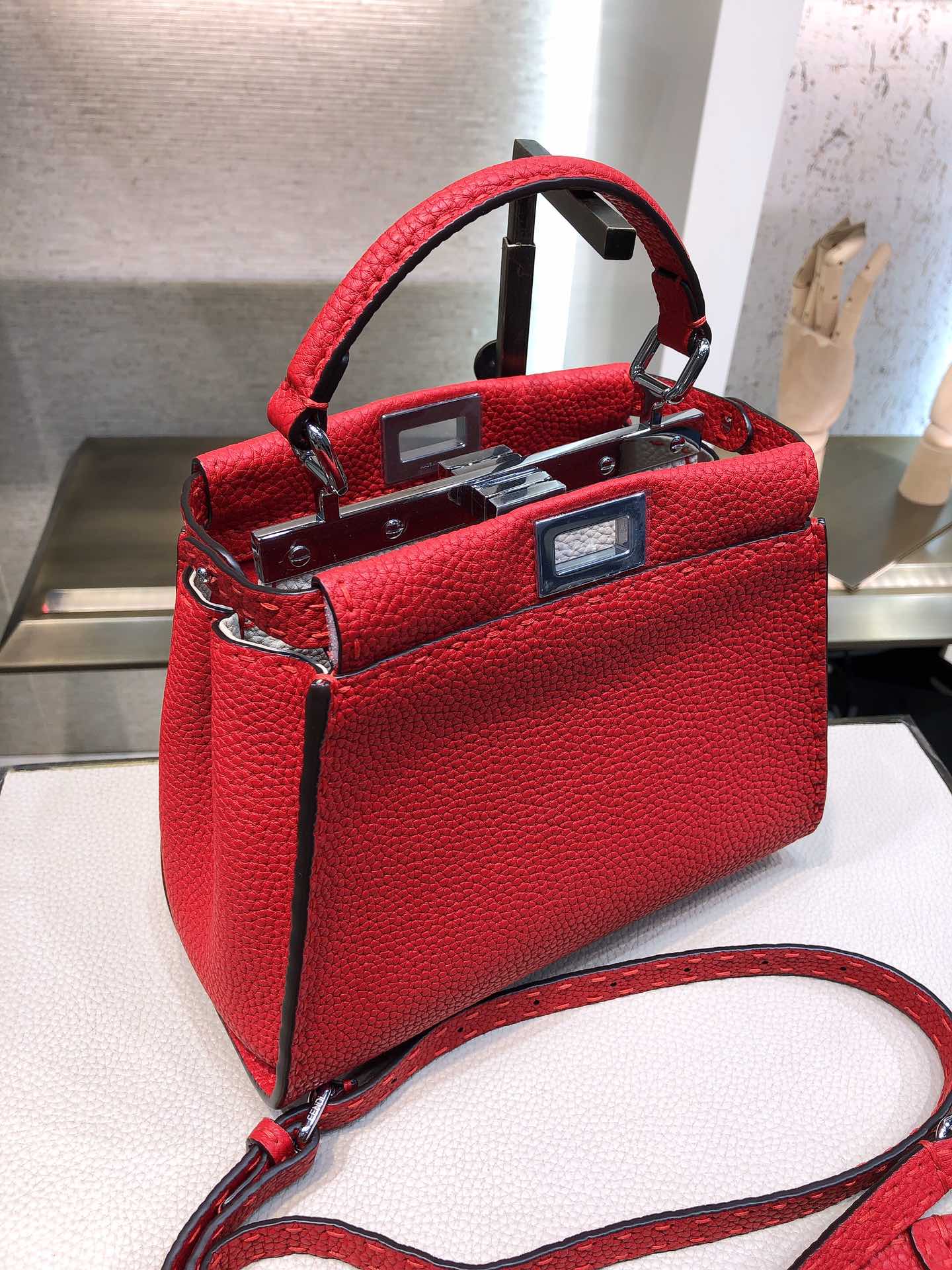 Красная мини-сумка Fendi Peekaboo Selleria