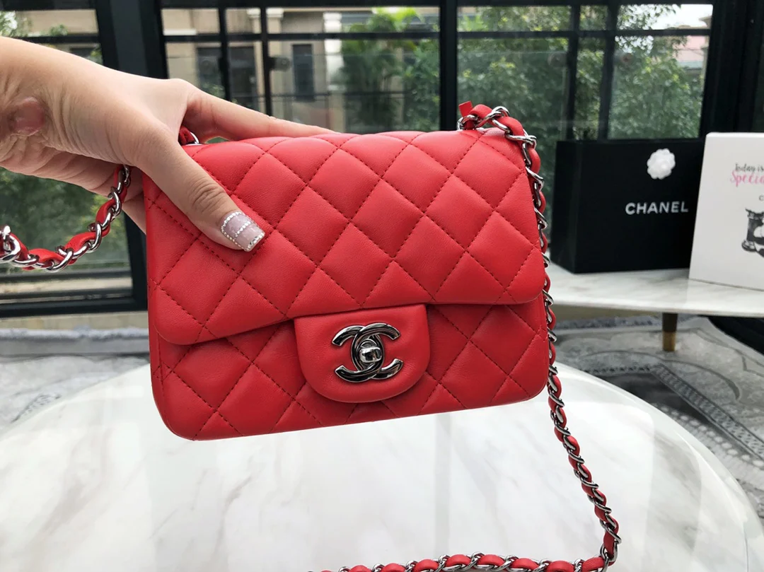 Сумка Chanel CF из коллекции весна/лето 2019 — квадратная сумка-квадрат — из овечьей кожи — красная с серебряными пряжками — 17 см