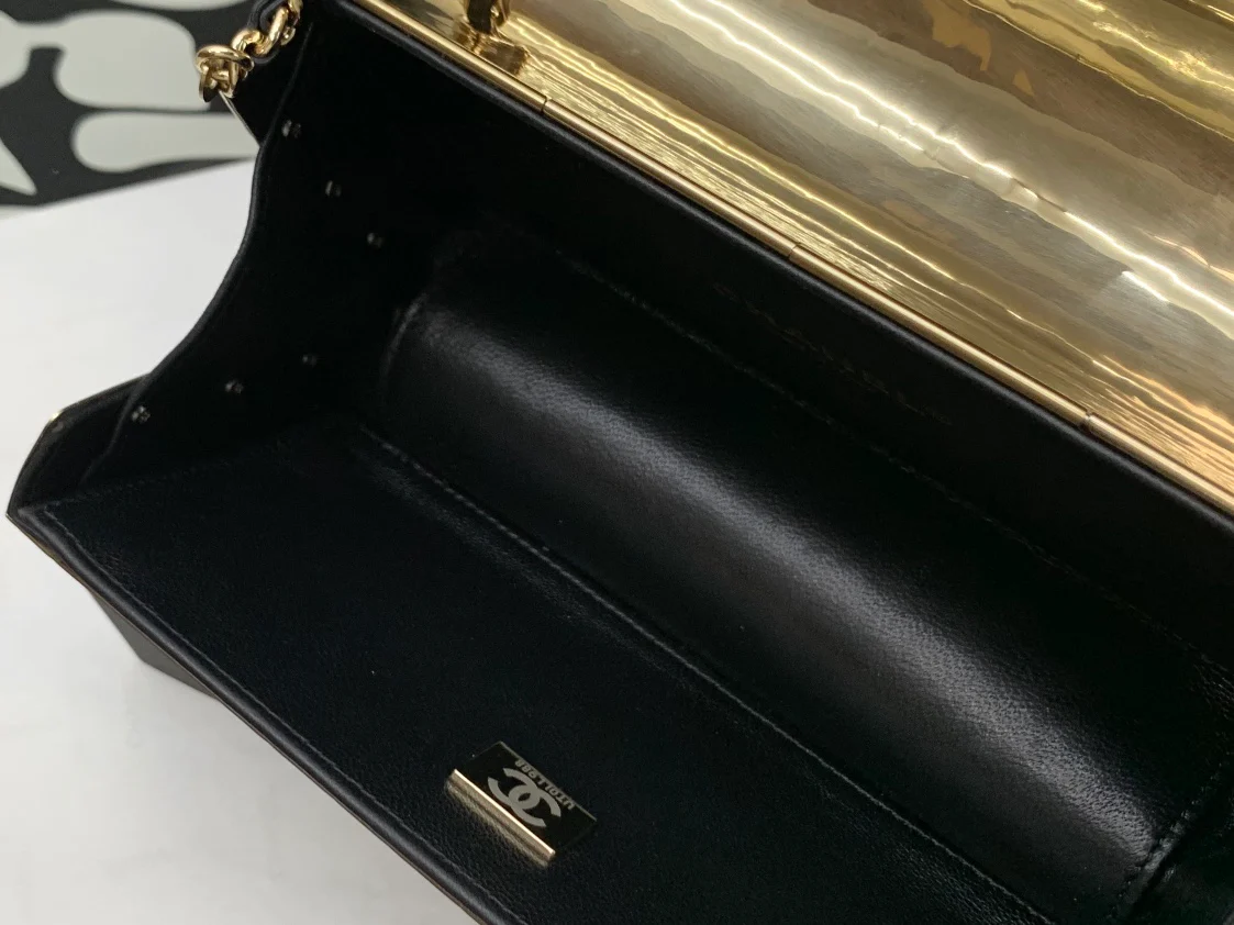 Лимитированная коллекция Chanel весна/лето 2022 - Сумка с клапаном - Металлическая сумка - Большая - 1