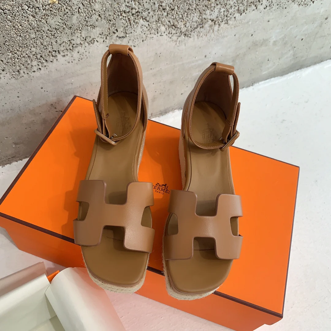 Сандалии на платформе Hermes верблюжьего цвета.