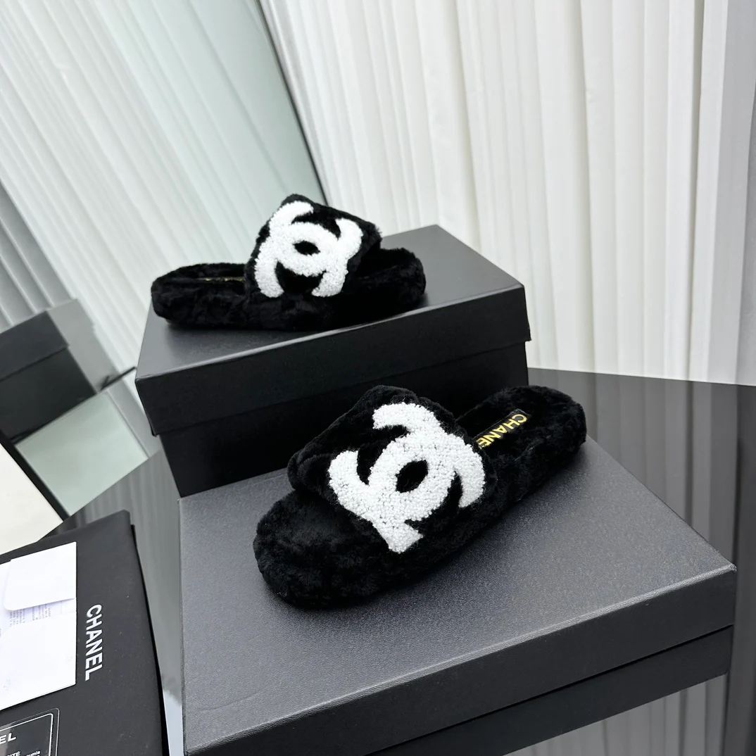 Новинка сезона осень/зима 2023 от Chanel - Популярно на Xiaohongshu - Меховые тапочки - Черные
