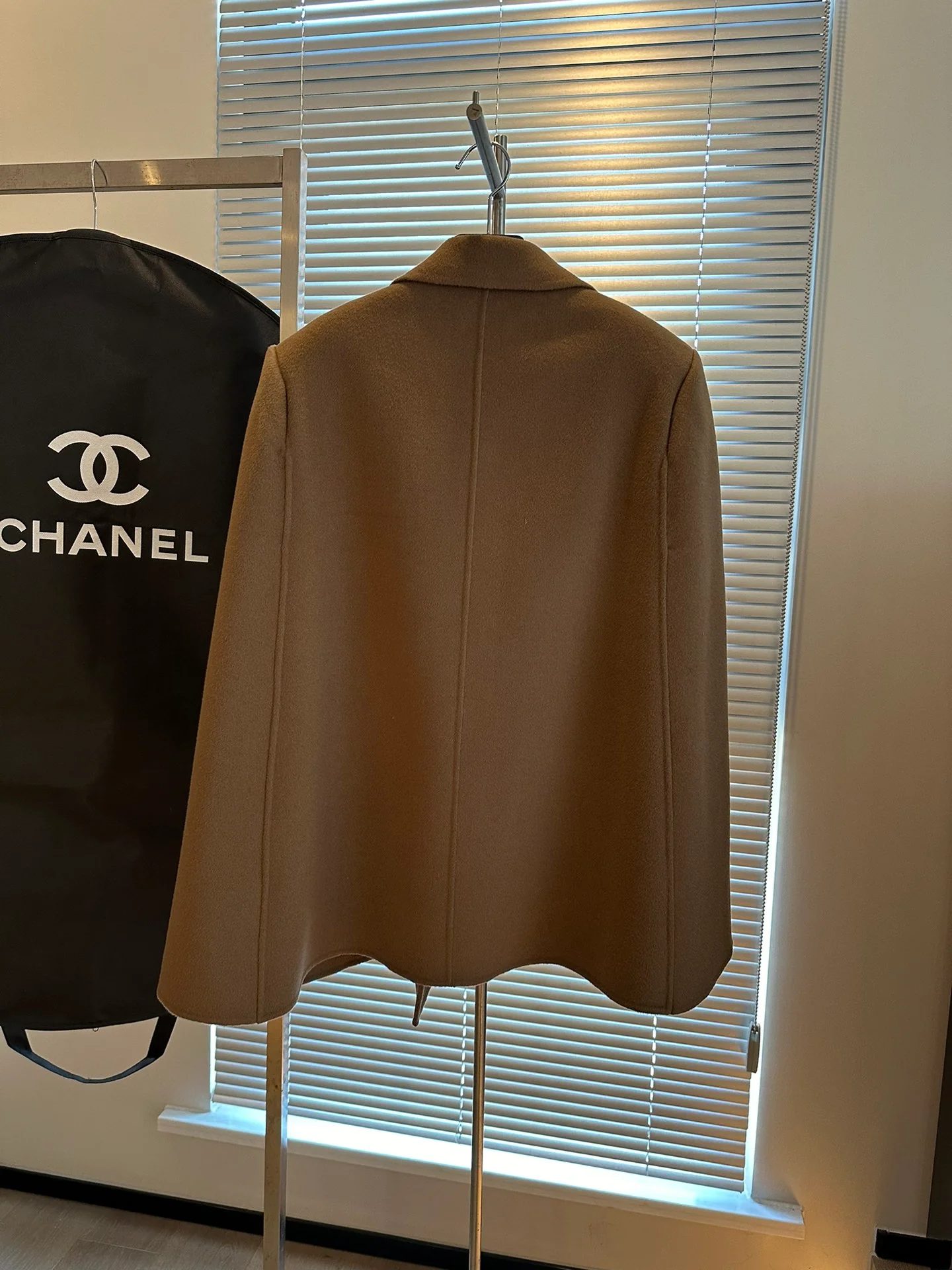 Chanel 2403 - Элегантный шерстяной костюм с дорогой накидкой - Коричневый