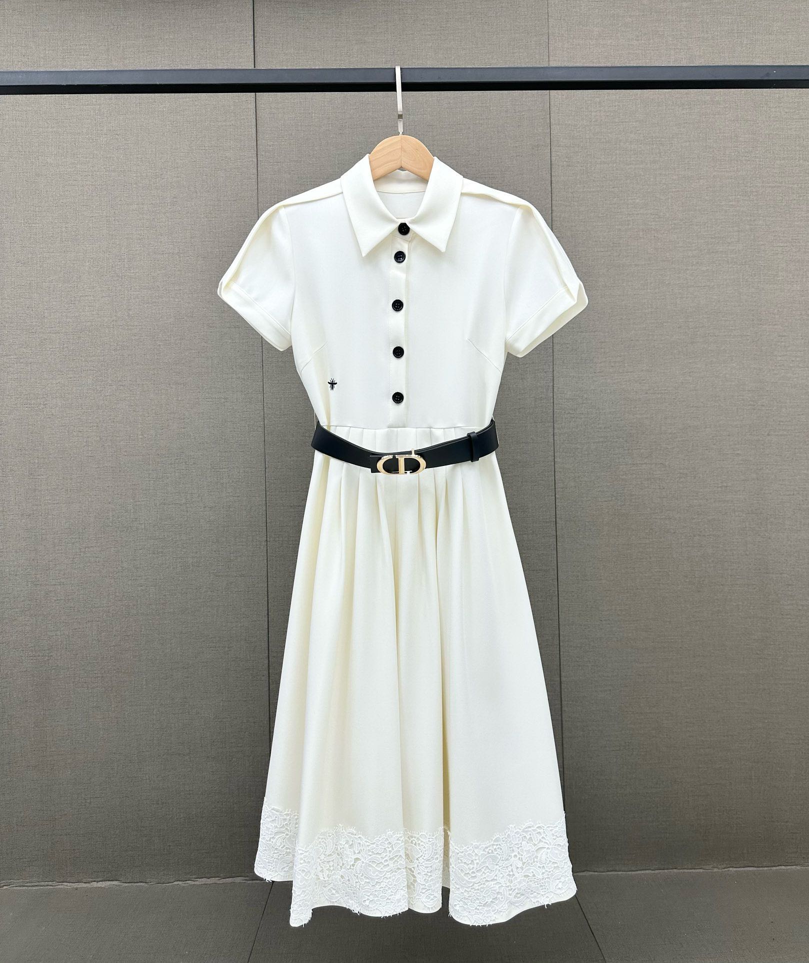 Новое кружевное платье Dior весна/лето 2024 — белое.