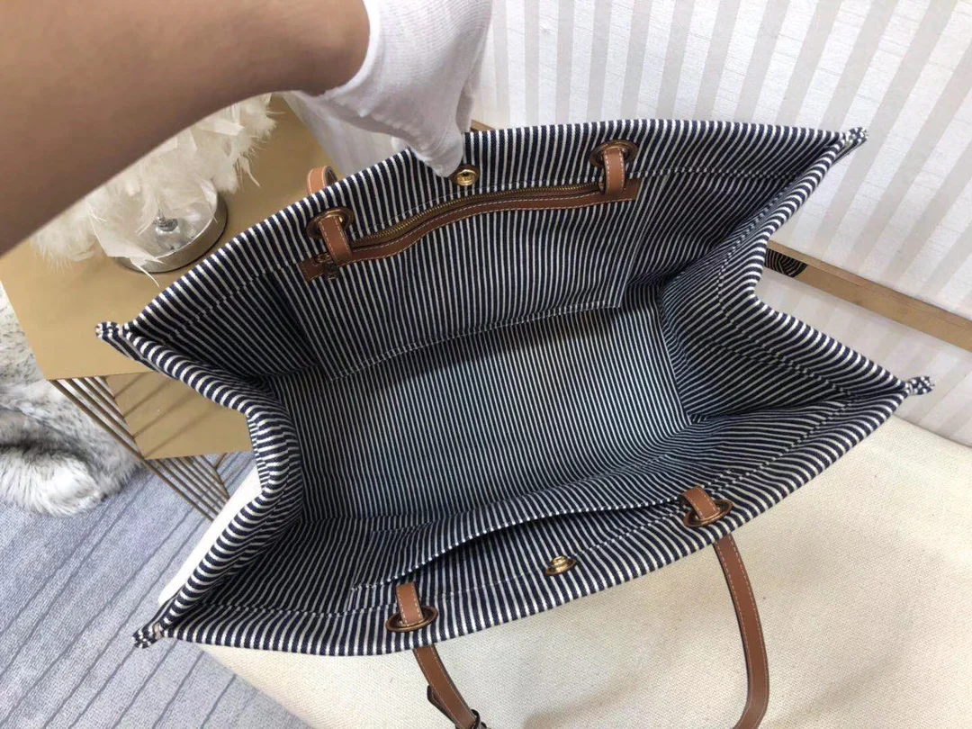 Квадратная сумка Celine-Cabas из полосатой ткани и коровьей кожи.