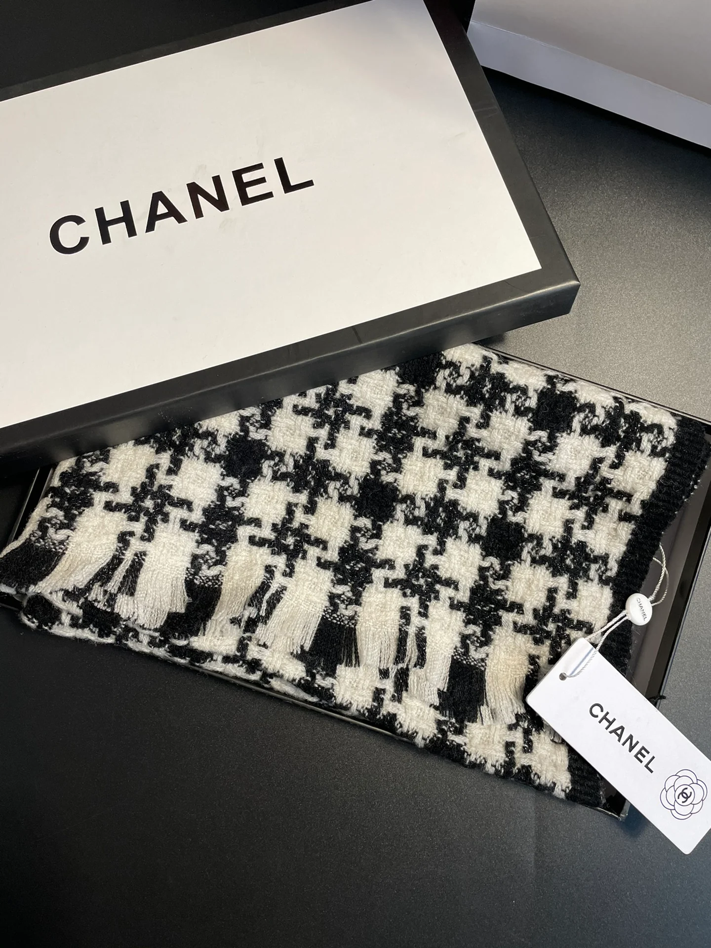 Шарф Chanel из камвольной кашемировой шерсти с двойной перекрестной клеткой, акценты из серебряной нити, 80% овечья шерсть, 20% кашемир, длина 38 см (180 см).