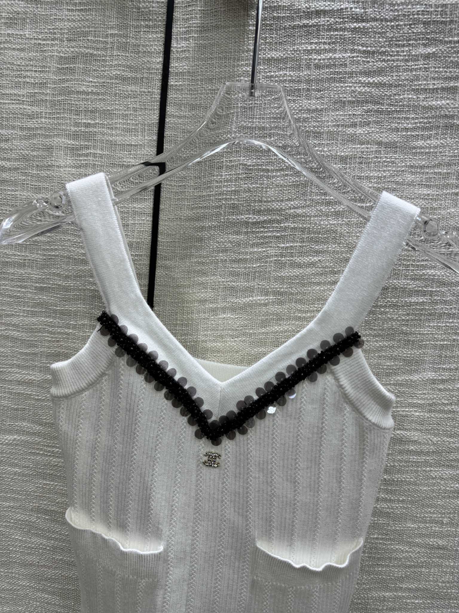 Chanel - Коллекция ?Ранняя весна? 2403-24: Трикотажная майка с V-образным вырезом, расшитая пайетками.