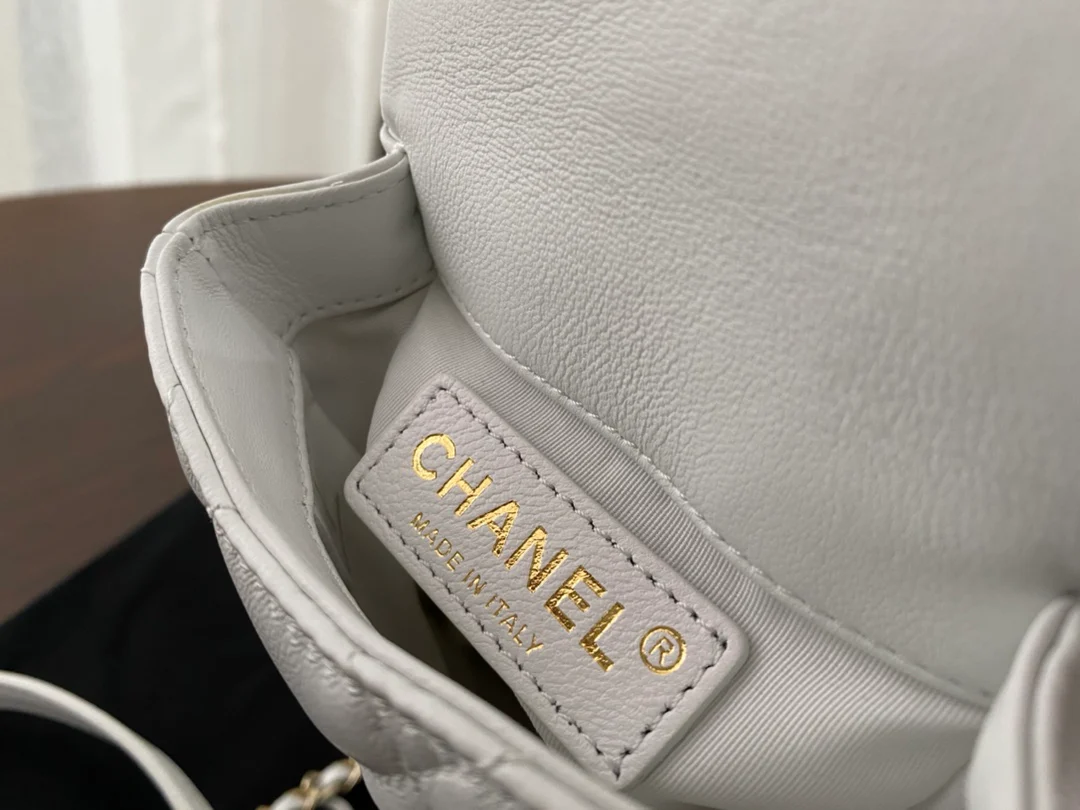 Сумка для телефона Chanel CF Pearl из коллекции Весна/Лето 2020 - белая.