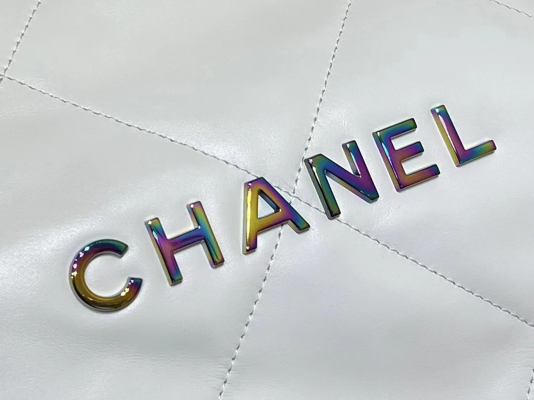 Новинка ранней весны в стиле Chanel — сумка Chanel 22, маленькая, белая.