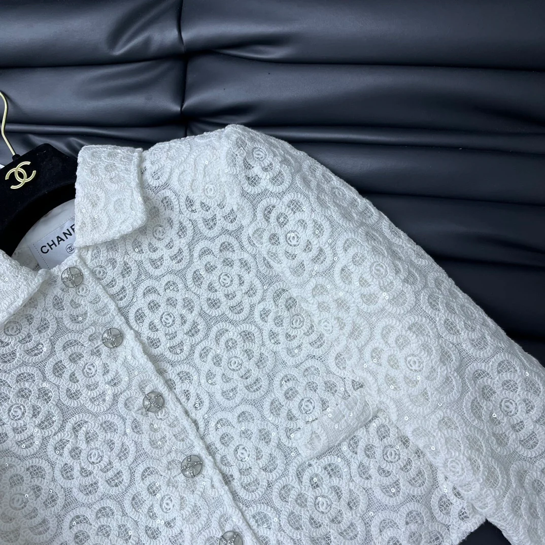 Chanel - Новинка 2403-24: Короткий костюм, расшитый пайетками - Белый