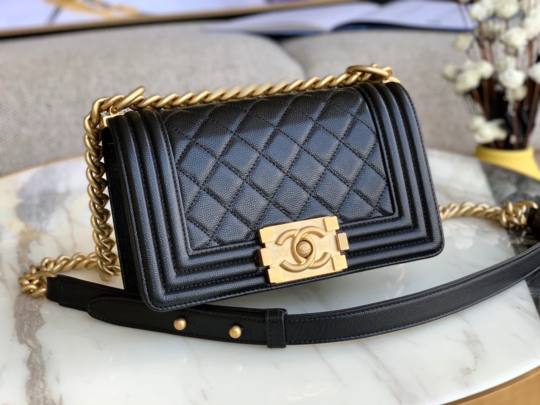 Chanel Boy 20 см, черный шар, золотой