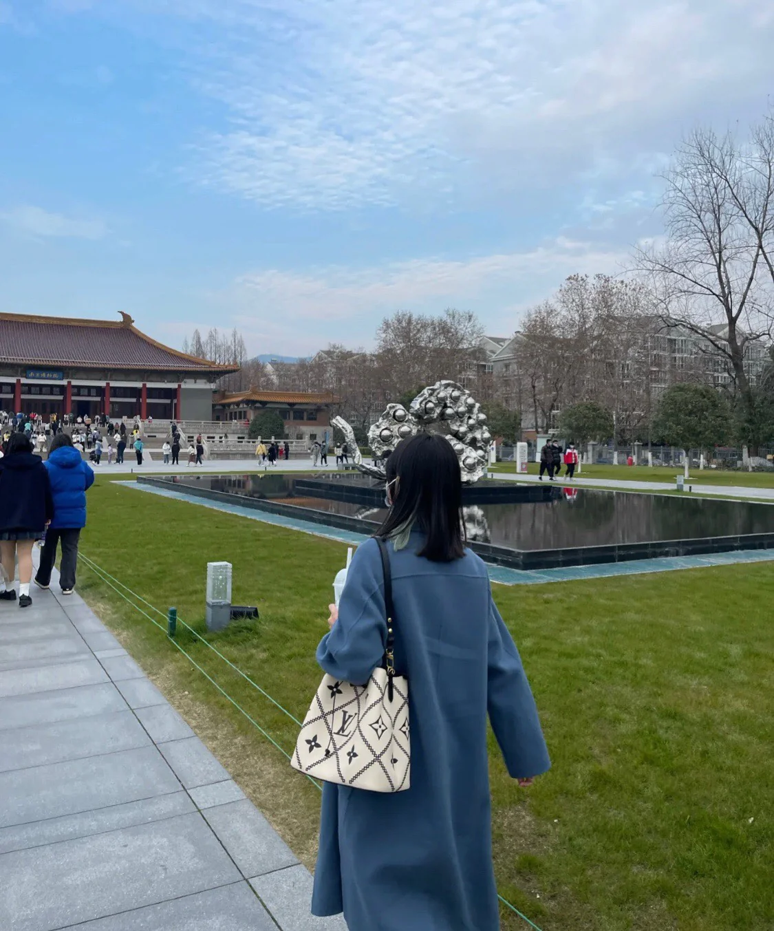 m46023-LV-neonoe-bb-mini bucket bag-off-white-on-body photo