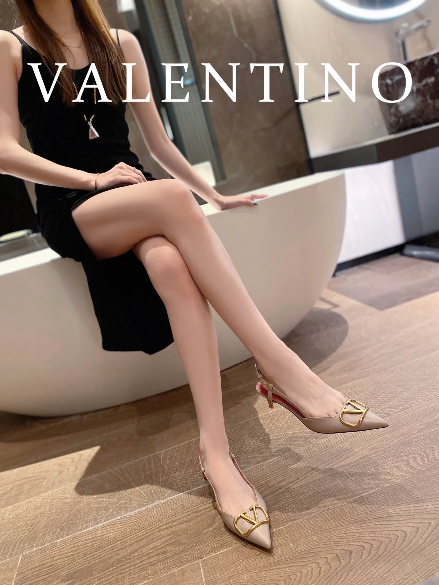 Valentino - Туфли телесного цвета на низком каблуке с острым носком