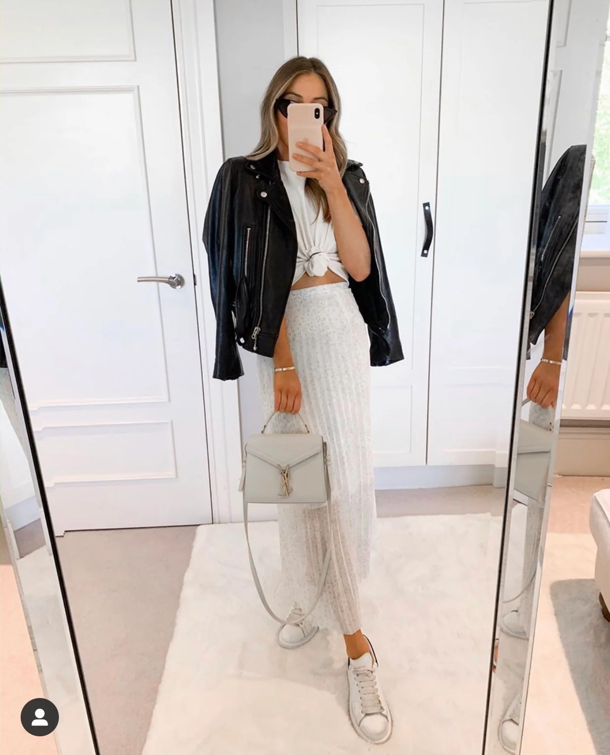 Сумка-конверт YSL Cassandra из плетеной ткани — на фото.