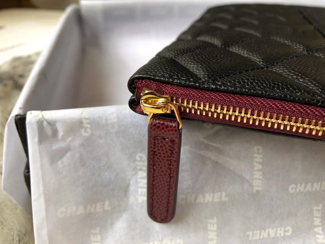 Большая сумка-клатч Chanel с золотой фурнитурой