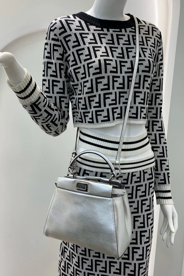 Миниатюрная кожаная сумочка Fendi Peekaboo серебристого цвета