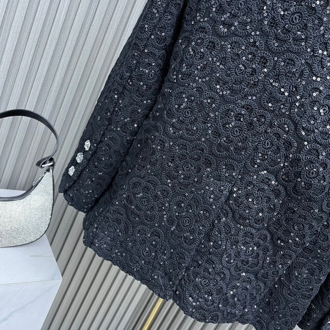 Chanel - Новинка 2403-24: Куртка, расшитая пайетками, черная